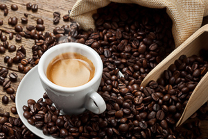 Kaffee, Kaffeespezialitäten, Espresso und Cappuccino online bestellen und kaufen. Egal ob als ganze Bohne, gemahlen als Pad oder als Kapsel.