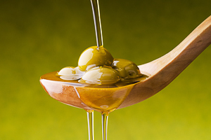 Hochwertiges Olivenöl Extra und Besteck aus Olivenholz online bestellen und kaufen.