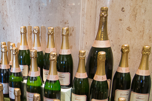 Prosecco, Sekt & Champagner online bestellen und kaufen. In verschiedenen Flaschengrößen bis zu 32 Liter erhältlich.